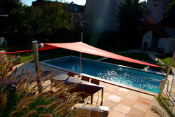 Naturpool mit Sonnensegel