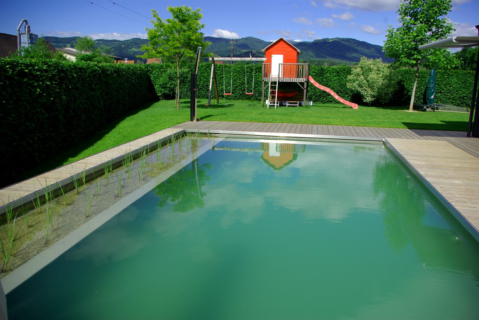 Naturpool mit Edelstahlrand