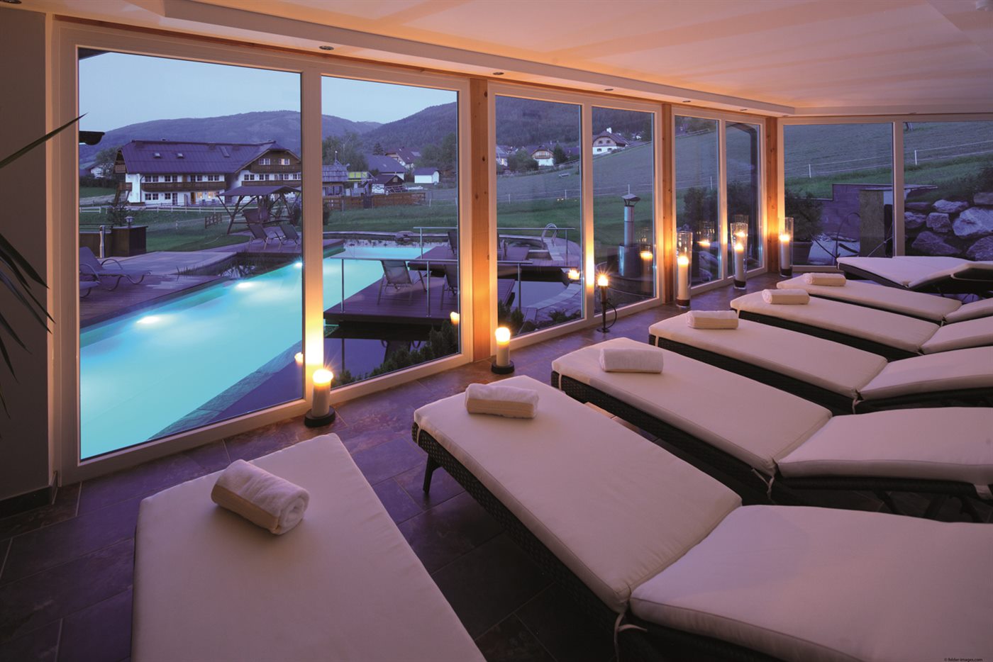 Hotelpool mit Wellnessbereich