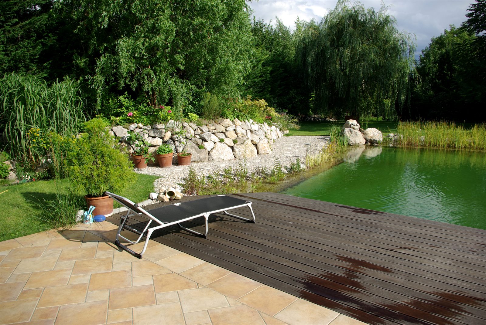 Schwimmteich mit Pflanzzone und Wasserkreislauf