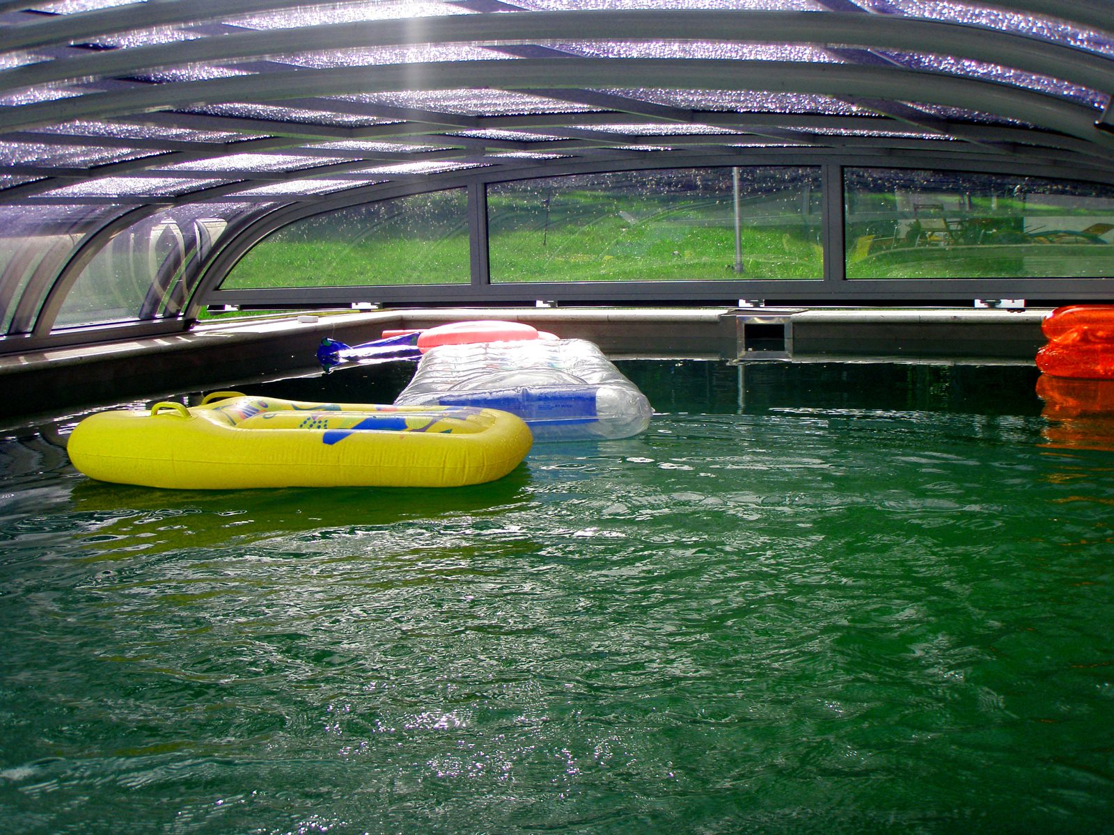 Naturpool mit Glasueberdachung